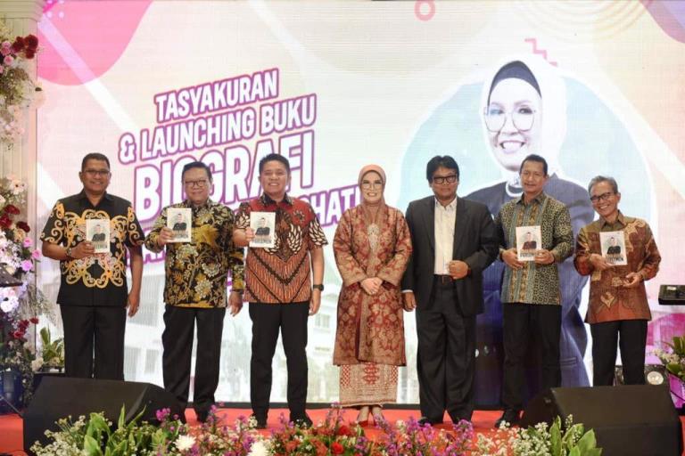 Gubernur Provinsi Sumatera Selatan (Sumsel), Herman Deru, menghadiri Tasyakuran dan Launching Buku Biografi Hj. Anita Noeringhati yang berjudul Singa Betina Parlemen Bumi Sriwijaya, di Ballroom Hotel Excelton Palembang, pada hari Jum'at tanggal 28 Juli 2023. (bekisarmedia.id/aprizal)