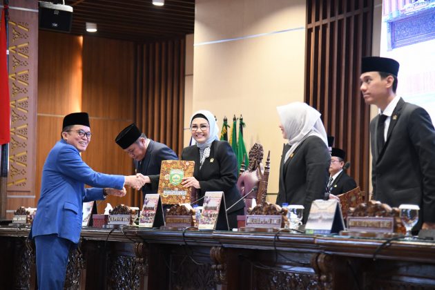 Rapat Paripurna LXIV dengan agenda Penyampaian Hasil Laporan Pembahasan dan Penelitian Badan Anggaran (Banggar) DPRD Sumsel terhadap Raperda tentang Pertanggungjawaban Pelaksanaan APBD Sumsel TA 2022’, Jalan POM IX, Palembang, pada hari Selasa tanggal 27 Juli 2023. (foto : Humas DPRD Sumsel)
