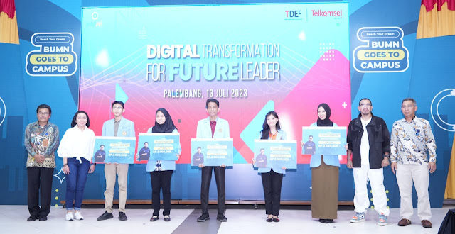 Beberapa Mahasiswa Politeknik Negeri Sriwijaya (POLSRI) mendapatkan beasiswa dari Badan Usaha Milik Negara (BUMN) pada acara BUMN Goes To Campus yang digelar di POLSRI Palembang pada hari Kamis tanggal 13 Juli 2023. (foto : Humas PT. Bukit Asam Tbk)