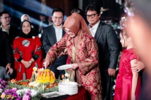 Ketua DPRD Sumsel, Hj. Anita Noeringhati, saat peluncuran dan tasyakuran buku berjudul R. A. Anita Noeringhati Singa Betina Parlemen Bumi Sriwijaya, di Hotel Excelton, Palembang, pada hari Jum'at tanggal 28 Juli 2023. (foto : Humas DPRD Sumsel)