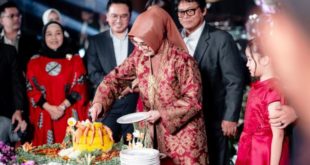 Ketua DPRD Sumsel, Hj. Anita Noeringhati, saat peluncuran dan tasyakuran buku berjudul R. A. Anita Noeringhati Singa Betina Parlemen Bumi Sriwijaya, di Hotel Excelton, Palembang, pada hari Jum'at tanggal 28 Juli 2023. (foto : Humas DPRD Sumsel)