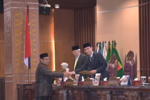 Anggota Dewan Perwakilan Rakyat Daerah Provinsi Sumatera Selatan menyerahkan Pandangan Umum terhadap Raperda Perubahan APBD Tahun Anggaran 2023. (foto : Humas DPRD Sumsel)