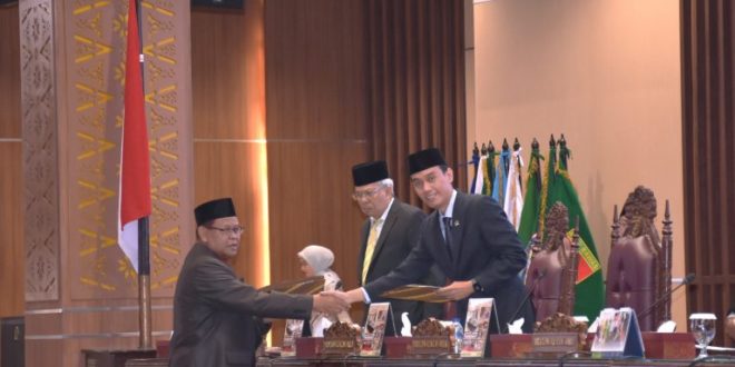 Anggota Dewan Perwakilan Rakyat Daerah Provinsi Sumatera Selatan menyerahkan Pandangan Umum terhadap Raperda Perubahan APBD Tahun Anggaran 2023. (foto : Humas DPRD Sumsel)