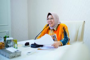Pj. Ketua PKK Muba, Hj. Asna Aini, saat memimpin rapat, pada hari Senin tanggal 31 Juli 2023 di Guest House Griya Bumi Serasan Sekate, Sekayu. (foto : bekisarmedia.id/aprizal)
