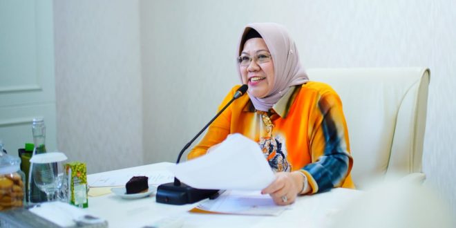 Pj. Ketua PKK Muba, Hj. Asna Aini, saat memimpin rapat, pada hari Senin tanggal 31 Juli 2023 di Guest House Griya Bumi Serasan Sekate, Sekayu. (foto : bekisarmedia.id/aprizal)
