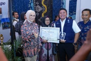Ketua Dewan Perwakilan Rakyat Daerah (DPRD) Provinsi Sumatera Selatan (Sumsel), Hj. Anita Noeringhati, dan Gubernur Sumsel, Herman Deru, menghadiri acara Penganugerahan Pesona Desa Wisata Sumsel Tahun 2023 yang digelar di Ballroom Hotel Aryaduta Palembang, pada hari Rabu tanggal 9 Agustus 2023. (foto : Humas DPRD Sumsel)