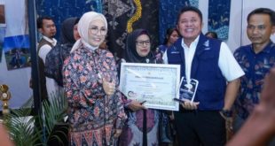 Ketua Dewan Perwakilan Rakyat Daerah (DPRD) Provinsi Sumatera Selatan (Sumsel), Hj. Anita Noeringhati, dan Gubernur Sumsel, Herman Deru, menghadiri acara Penganugerahan Pesona Desa Wisata Sumsel Tahun 2023 yang digelar di Ballroom Hotel Aryaduta Palembang, pada hari Rabu tanggal 9 Agustus 2023. (foto : Humas DPRD Sumsel)