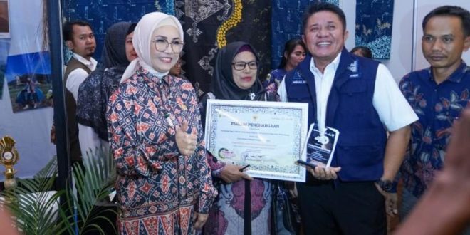 Ketua Dewan Perwakilan Rakyat Daerah (DPRD) Provinsi Sumatera Selatan (Sumsel), Hj. Anita Noeringhati, dan Gubernur Sumsel, Herman Deru, menghadiri acara Penganugerahan Pesona Desa Wisata Sumsel Tahun 2023 yang digelar di Ballroom Hotel Aryaduta Palembang, pada hari Rabu tanggal 9 Agustus 2023. (foto : Humas DPRD Sumsel)