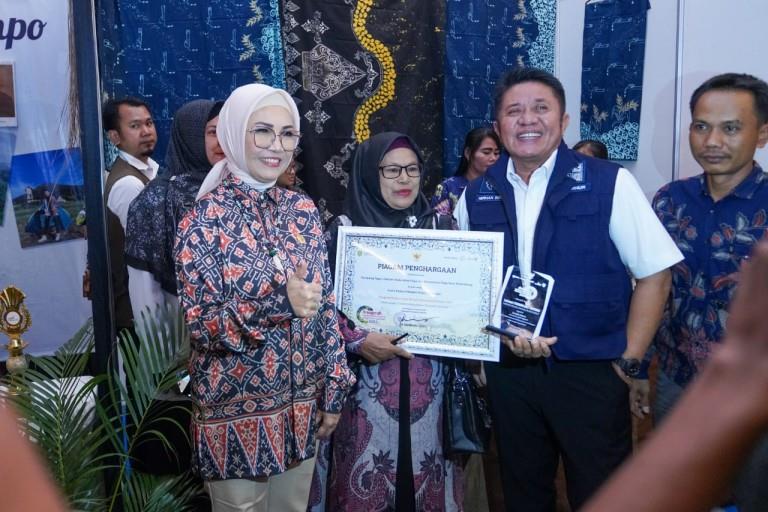 Ketua Dewan Perwakilan Rakyat Daerah (DPRD) Provinsi Sumatera Selatan (Sumsel), Hj. Anita Noeringhati, dan Gubernur Sumsel, Herman Deru, menghadiri acara Penganugerahan Pesona Desa Wisata Sumsel Tahun 2023 yang digelar di Ballroom Hotel Aryaduta Palembang, pada hari Rabu tanggal 9 Agustus 2023. (foto : Humas DPRD Sumsel)
