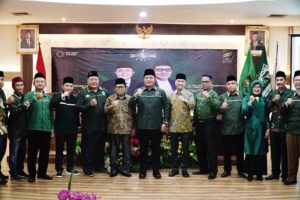 Gubernur Provinsi Sumatera Selatan, Herman Deru, foto bersama peserta Konferensi Wilayah (Konferwil) ISNU Sumsel di Ruang Mahameru Hotel Swarna Dwipa Palembang, pada hari Kamis tanggal 3 Agustus 2023. (foto : bekisarmedia.id/aprizal)