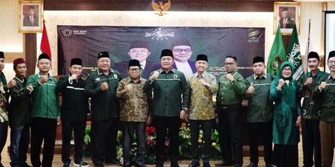Gubernur Provinsi Sumatera Selatan, Herman Deru, foto bersama peserta Konferensi Wilayah (Konferwil) ISNU Sumsel di Ruang Mahameru Hotel Swarna Dwipa Palembang, pada hari Kamis tanggal 3 Agustus 2023. (foto : bekisarmedia.id/aprizal)