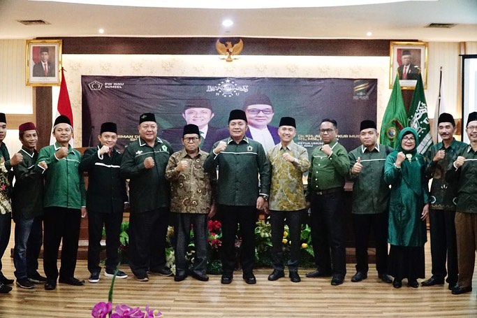 Gubernur Provinsi Sumatera Selatan, Herman Deru, foto bersama peserta Konferensi Wilayah (Konferwil) ISNU Sumsel di Ruang Mahameru Hotel Swarna Dwipa Palembang, pada hari Kamis tanggal 3 Agustus 2023. (foto : bekisarmedia.id/aprizal)
