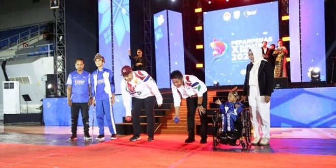 Gubernur Provinsi Sumatera Selatan, Herman Deru, menghadiri acara Opening Ceremony Pekan Paralimpik Pelajar Nasional (Peparpenas) X Tahun 2023 di Palembang Sport and Convention Centre (PSCC) Palembang, pada hari Selasa tanggal 1 Agustus 2023. (foto : bekisarmedia.id/aprizal)