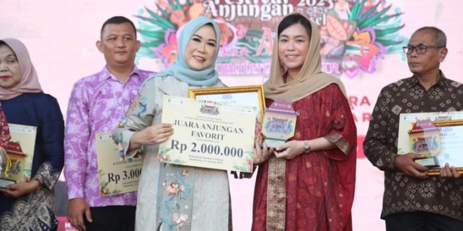 Ketua Dekranasda Sumsel, Hj. Febrita Lustia, menyerahkan hadiah kepada tim Kabupaten Ogan Ilir karena berhasil mendapatkan predikat sebagai Anjungan Terfavorit pada acara Festival Anjungan dan Pekan Adat ke 4 Tahun 2023 di Jakabaring. (foto : bekisarmedia.id/aprizal)