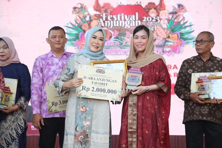 Ketua Dekranasda Sumsel, Hj. Febrita Lustia, menyerahkan hadiah kepada tim Kabupaten Ogan Ilir karena berhasil mendapatkan predikat sebagai Anjungan Terfavorit pada acara Festival Anjungan dan Pekan Adat ke 4 Tahun 2023 di Jakabaring. (foto : bekisarmedia.id/aprizal)