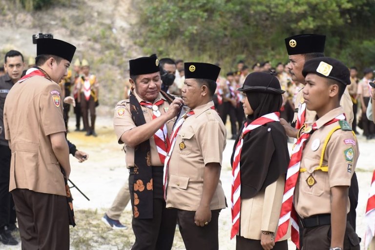 Gubernur Provinsi Sumatera Selatan, Herman Deru, menghadiri Pembukaan Perkemahan Temu Karya Pramuka Madrasah se Sumatera Selatan (Sumsel) di Bumi Perkemahan Green Land Park Bangko Barat, Tanjung Enim Kabupaten Muara Enim, pada hari Jum'at tanggal 4 Agustus 2023. (foto : Humas Pemprov Sumsel)