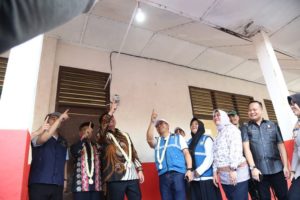 Gubernur Provinsi Sumatera Selatan, Herman Deru, saat meresikan pembangunan jaringan listrik di Dusun Saluran, Desa Kenten Laut, Kabupaten Banyuasin, pada hari minggu tanggal 13 Agustus 2023. (foto : bekisarmedia.id/hairudin)