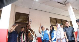 Gubernur Provinsi Sumatera Selatan, Herman Deru, saat meresikan pembangunan jaringan listrik di Dusun Saluran, Desa Kenten Laut, Kabupaten Banyuasin, pada hari minggu tanggal 13 Agustus 2023. (foto : bekisarmedia.id/hairudin)