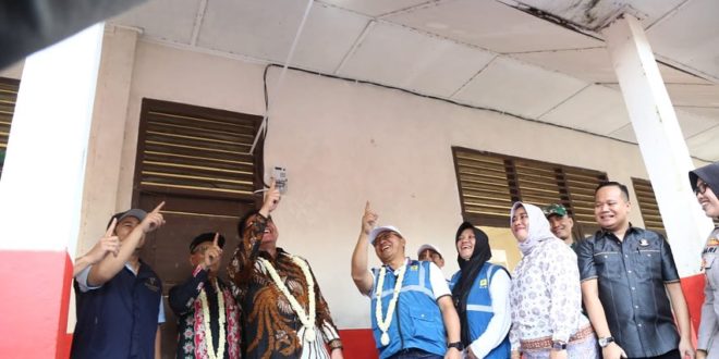 Gubernur Provinsi Sumatera Selatan, Herman Deru, saat meresikan pembangunan jaringan listrik di Dusun Saluran, Desa Kenten Laut, Kabupaten Banyuasin, pada hari minggu tanggal 13 Agustus 2023. (foto : bekisarmedia.id/hairudin)