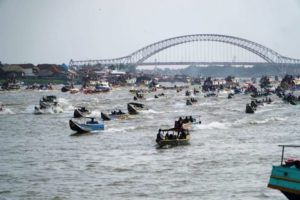 Peserta Lomba Bidar dan Perahu Hias dalam rangka memeriahkan HUT Kemerdekaan Republik Indonesia, memadati Sungai Musi, pada hari Minggu tanggal 20 Agustus 2023. (foto : Humas Pemprov Sumsel)