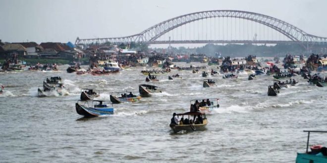 Peserta Lomba Bidar dan Perahu Hias dalam rangka memeriahkan HUT Kemerdekaan Republik Indonesia, memadati Sungai Musi, pada hari Minggu tanggal 20 Agustus 2023. (foto : Humas Pemprov Sumsel)