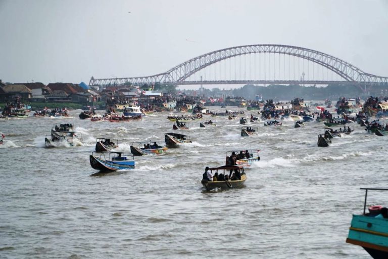 Peserta Lomba Bidar dan Perahu Hias dalam rangka memeriahkan HUT Kemerdekaan Republik Indonesia, memadati Sungai Musi, pada hari Minggu tanggal 20 Agustus 2023. (foto : Humas Pemprov Sumsel)