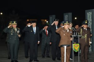 Kepala Kejaksaan Tinggi Sumsel, Sarjono Turin, memimpin Upacara Kehormatan Renungan Suci di Taman Makam Pahlawan Ksatria Ksetra Siguntang, Palembang, pada hari Kamis tanggal 17 Agustus 2023. (foto : Humas Pemprov Sumsel)