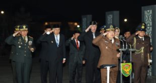 Kepala Kejaksaan Tinggi Sumsel, Sarjono Turin, memimpin Upacara Kehormatan Renungan Suci di Taman Makam Pahlawan Ksatria Ksetra Siguntang, Palembang, pada hari Kamis tanggal 17 Agustus 2023. (foto : Humas Pemprov Sumsel)