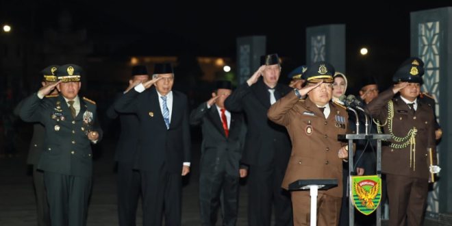 Kepala Kejaksaan Tinggi Sumsel, Sarjono Turin, memimpin Upacara Kehormatan Renungan Suci di Taman Makam Pahlawan Ksatria Ksetra Siguntang, Palembang, pada hari Kamis tanggal 17 Agustus 2023. (foto : Humas Pemprov Sumsel)
