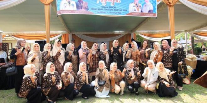 Tim dari Kabupaten Musi Banyuasin yang mengikuti Festival Anjungan dalam rangkaian Pekan Adat Provinsi Sumatera Selatan yang digelar di Dekranasda Jakabaring, Palembang, pada tanggal 3-5 Agustus 2023. (foto : bekisarmedia.id/aprizal)