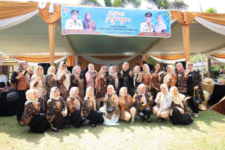 Tim dari Kabupaten Musi Banyuasin yang mengikuti Festival Anjungan dalam rangkaian Pekan Adat Provinsi Sumatera Selatan yang digelar di Dekranasda Jakabaring, Palembang, pada tanggal 3-5 Agustus 2023. (foto : bekisarmedia.id/aprizal)