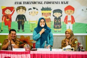 Hj. Asna Aini, Ketua TP. PKK Muba, saat membuka Sosialisasi Pencegahan Perkawinan Anak dan Kekerasan Terhadap Anak di Aula SMA Negeri 1 Sekayu pada hari Senin tanggal 7 Agustus 2023. (foto : bekisarmedia.id/aprizal)