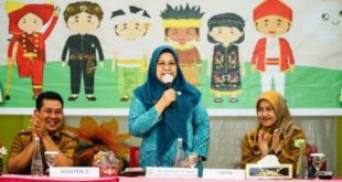 Hj. Asna Aini, Ketua TP. PKK Muba, saat membuka Sosialisasi Pencegahan Perkawinan Anak dan Kekerasan Terhadap Anak di Aula SMA Negeri 1 Sekayu pada hari Senin tanggal 7 Agustus 2023. (foto : bekisarmedia.id/aprizal)
