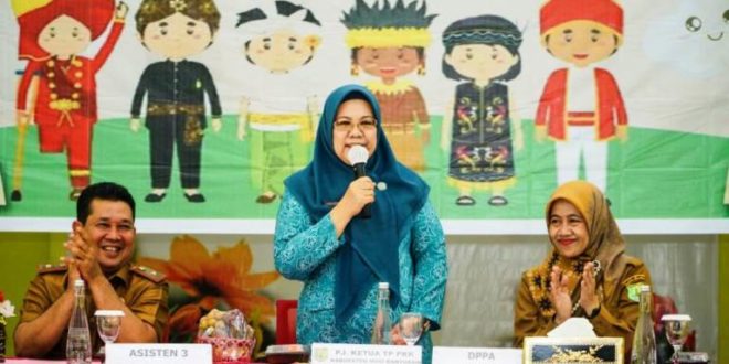 Hj. Asna Aini, Ketua TP. PKK Muba, saat membuka Sosialisasi Pencegahan Perkawinan Anak dan Kekerasan Terhadap Anak di Aula SMA Negeri 1 Sekayu pada hari Senin tanggal 7 Agustus 2023. (foto : bekisarmedia.id/aprizal)