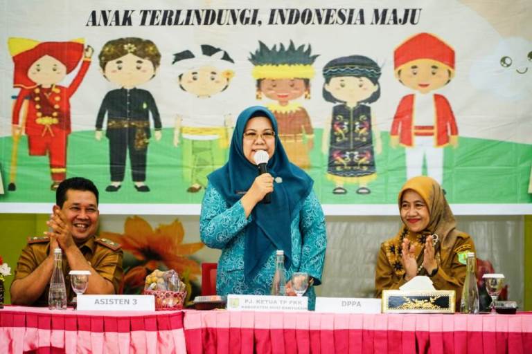 Hj. Asna Aini, Ketua TP. PKK Muba, saat membuka Sosialisasi Pencegahan Perkawinan Anak dan Kekerasan Terhadap Anak di Aula SMA Negeri 1 Sekayu pada hari Senin tanggal 7 Agustus 2023. (foto : bekisarmedia.id/aprizal)