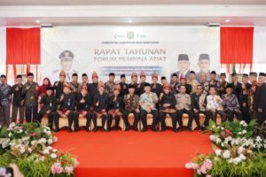Pj. Bupati Kabupaten Musi Banyuasin, H. Apriyadi Mahmud, foto bersama Forum Pembina Adat, hari Kamis tanggal 10 Agustus 2023 di Pendopoan Griya Bumi Serasan Sekate, Musi Banyuasin. (foto : Humas Pemkab Muba)