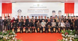Pj. Bupati Kabupaten Musi Banyuasin, H. Apriyadi Mahmud, foto bersama Forum Pembina Adat, hari Kamis tanggal 10 Agustus 2023 di Pendopoan Griya Bumi Serasan Sekate, Musi Banyuasin. (foto : Humas Pemkab Muba)