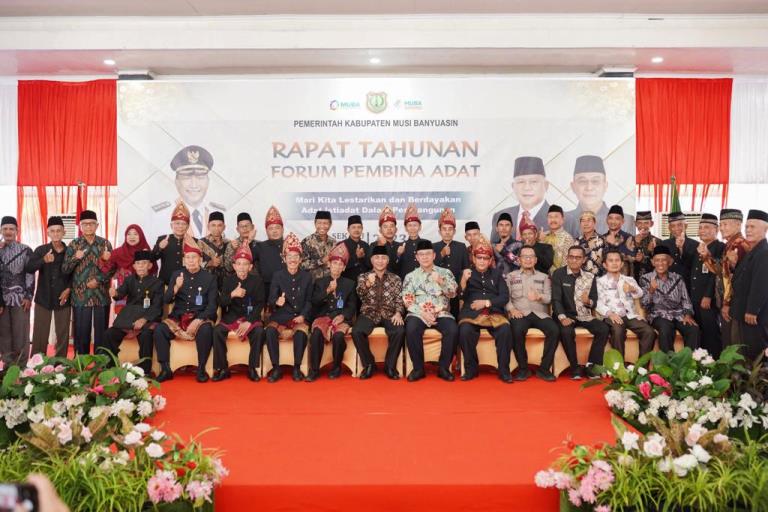 Pj. Bupati Kabupaten Musi Banyuasin, H. Apriyadi Mahmud, foto bersama Forum Pembina Adat, hari Kamis tanggal 10 Agustus 2023 di Pendopoan Griya Bumi Serasan Sekate, Musi Banyuasin. (foto : Humas Pemkab Muba)