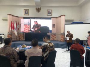 Ketua Serikat Media Siber Indonesia, Firdaus, memberikan kata sambutan pada Malam Anugerah SMSI 2023 di Hall Dewan Pers, Jalan Kebon Sirih Jakarta Pusat, pada hari Jum'at tanggal 11 Agustus 2023. (foto : SMSI)