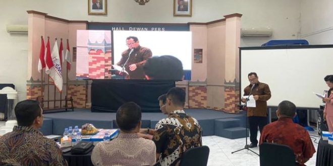 Ketua Serikat Media Siber Indonesia, Firdaus, memberikan kata sambutan pada Malam Anugerah SMSI 2023 di Hall Dewan Pers, Jalan Kebon Sirih Jakarta Pusat, pada hari Jum'at tanggal 11 Agustus 2023. (foto : SMSI)