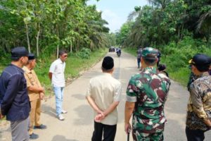 Pj. Bupati Muba, H. Apriyadi Mahmud, bersama Dandim 0401 Muba, Letkol Inf Erry Dwianto, secara langsung datang ke Desa Ulak Embacang, Kecamatan Sanga Desa, dalam rangka meninjau Program Karya Bakti peningkatan dan penyiapan badan jalan. (foto : Humas Pemkab Muba)