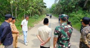 Pj. Bupati Muba, H. Apriyadi Mahmud, bersama Dandim 0401 Muba, Letkol Inf Erry Dwianto, secara langsung datang ke Desa Ulak Embacang, Kecamatan Sanga Desa, dalam rangka meninjau Program Karya Bakti peningkatan dan penyiapan badan jalan. (foto : Humas Pemkab Muba)