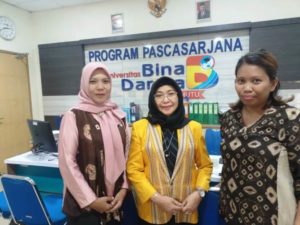 Pranata Humas Ahli Muda Dinas Komunikasi dan Informatika Kabupaten Musi Banyuasin, Meita Ariansi, bersama Ketua Forum Komunitas Informasi Masyarakat Provinsi Sumatera Selatan, Prof. Isna Wijayani. (foto : Humas Pemkab Muba)