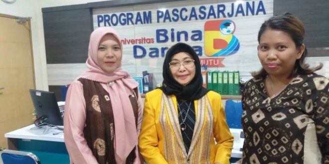 Pranata Humas Ahli Muda Dinas Komunikasi dan Informatika Kabupaten Musi Banyuasin, Meita Ariansi, bersama Ketua Forum Komunitas Informasi Masyarakat Provinsi Sumatera Selatan, Prof. Isna Wijayani. (foto : Humas Pemkab Muba)
