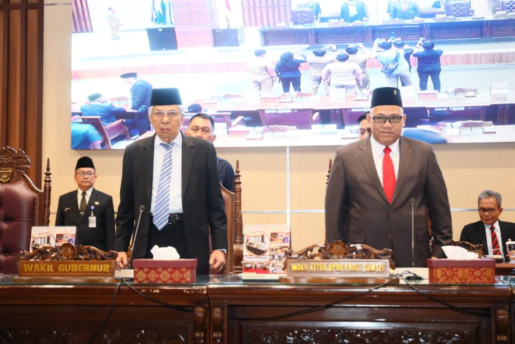 Wakil Gubernur Provinsi Sumatera Selatan, Mawardi Yahya, dan Wakil Ketua DPRD Sumsel, Giri Ramanda, saat menghadiri acara penyampaian jawaban Gubernur Sumsel terhadap Pandangan Umum Fraksi-Fraksi Dewan Perwakilan Rakyat Daerah (DPRD) Sumsel terhadap Rancangan Peraturan Raperah (Raperda) Perubahan Anggaran Pendapatan dan Belanja Daerah (APBD) Sumsel Tahun Anggaran (TA) 2024, di Ruang Rapat Paripurna DPRD Sumsel pada hari Senin tanggal 21 Agustus 2023. (foto : Humas DPRD Sumsel)