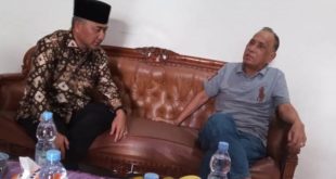 Pj. Bupati Kabupaten Musi Banyuasin, H. Apriyadi Mahmud, berdialog dengan Tokoh Masyarakat Musi Banyuasin, Kuyung Kritis. (foto : Humas Pemkab Muba)