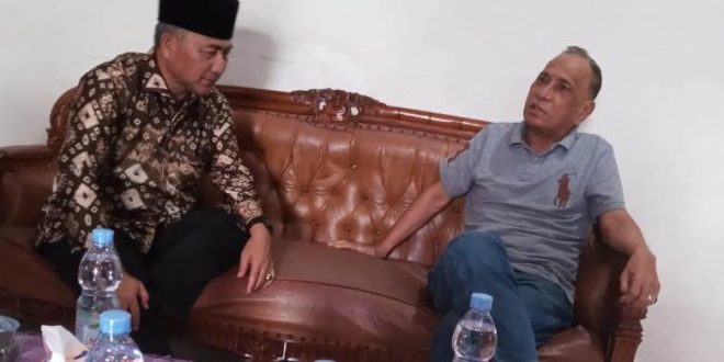 Pj. Bupati Kabupaten Musi Banyuasin, H. Apriyadi Mahmud, berdialog dengan Tokoh Masyarakat Musi Banyuasin, Kuyung Kritis. (foto : Humas Pemkab Muba)