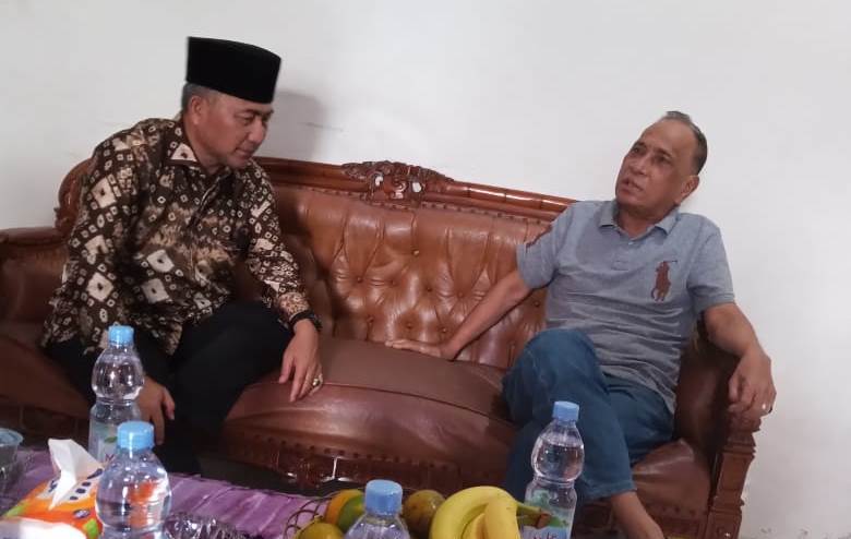 Pj. Bupati Kabupaten Musi Banyuasin, H. Apriyadi Mahmud, berdialog dengan Tokoh Masyarakat Musi Banyuasin, Kuyung Kritis. (foto : Humas Pemkab Muba)