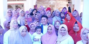 Gubernur Provinsi Sumatera Selatan, Herman Deru, saat menghadiri Peringatan Maulid Nabi Muhammad SAW 1445 Hijriyah, di Masjid Nur Hidayah Tanah Mas, Kecamatan Talang Kelapa, Kabupaten Banyuasin, pada hari Minggu tanggal 3 September 2023. (foto : Humas Pemprov Sumsel)