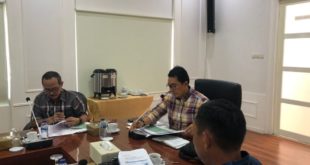 Asisten Perekonomian dan Pembangunan Sekretariat Daerah (Setda) Muba, Andi Wijaya Busro, saat memimpin Rapat Persiapan Roadshow Literasi dan Inklusi Keuangan di 17 Kabupaten dan Kota se Sumatera Selatan Tahun 2023 di Kabupaten Muba, bertempat di Kantor Perwakilan Muba di Palembang, pada hari Sabtu tanggal 2 September 2023. (foto : Humas Pemkab Muba)